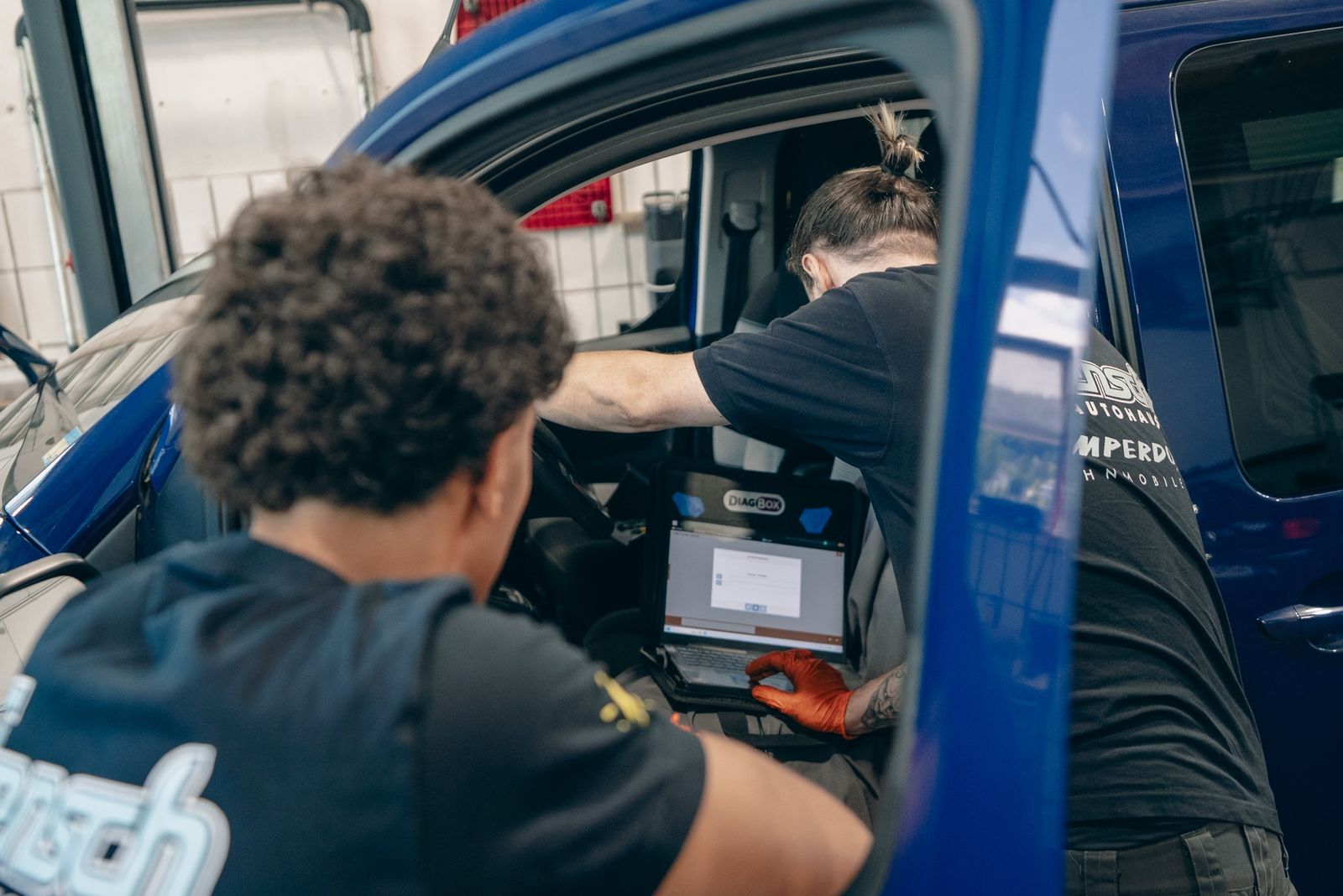Fahrzeugdiagnose mit dem Peugeot- und Citroën-Diagnosesystem DiagBox in der Werkstatt
