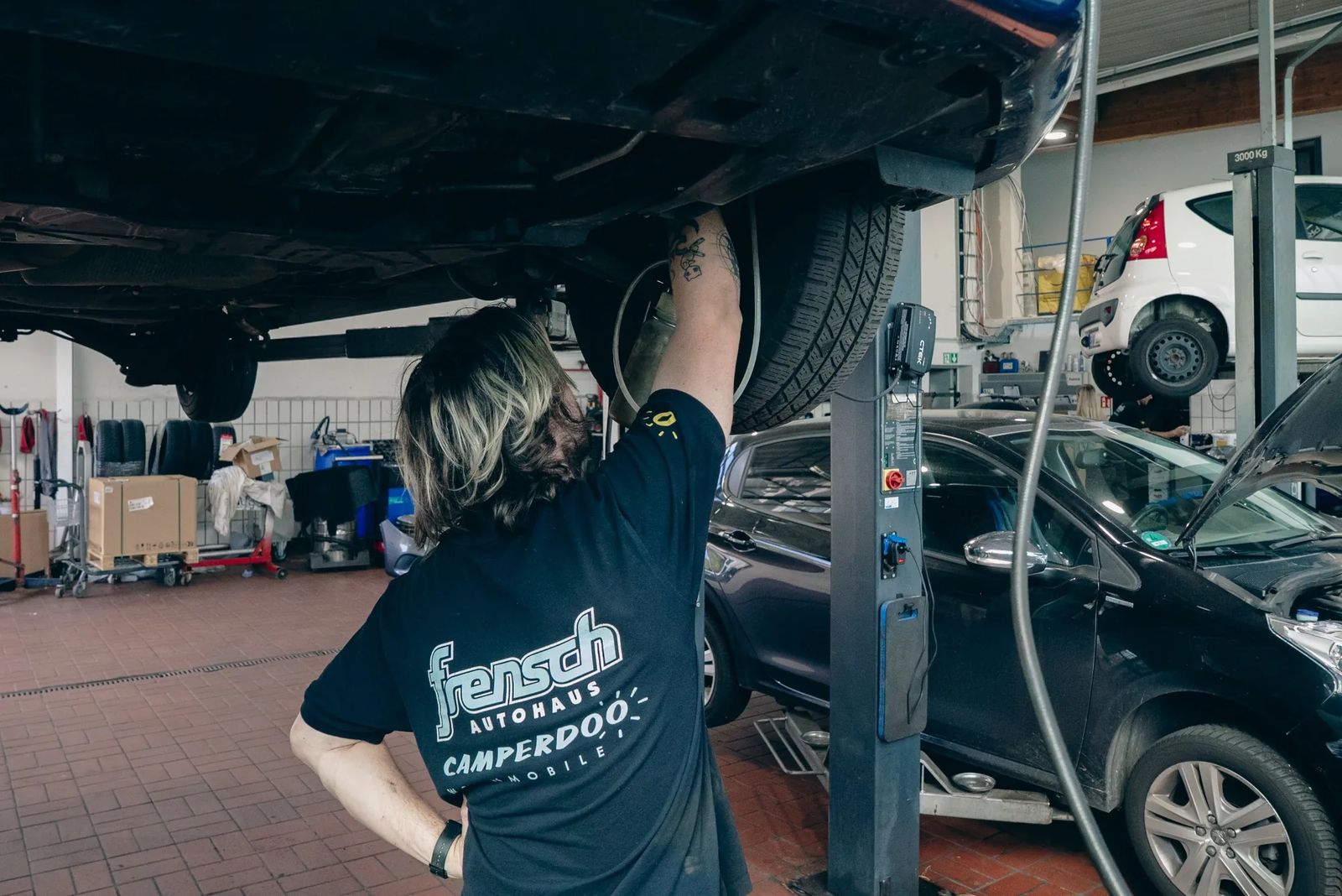 Reparatur eines Fahrzeugs auf der Hebebühne in der Werkstatt