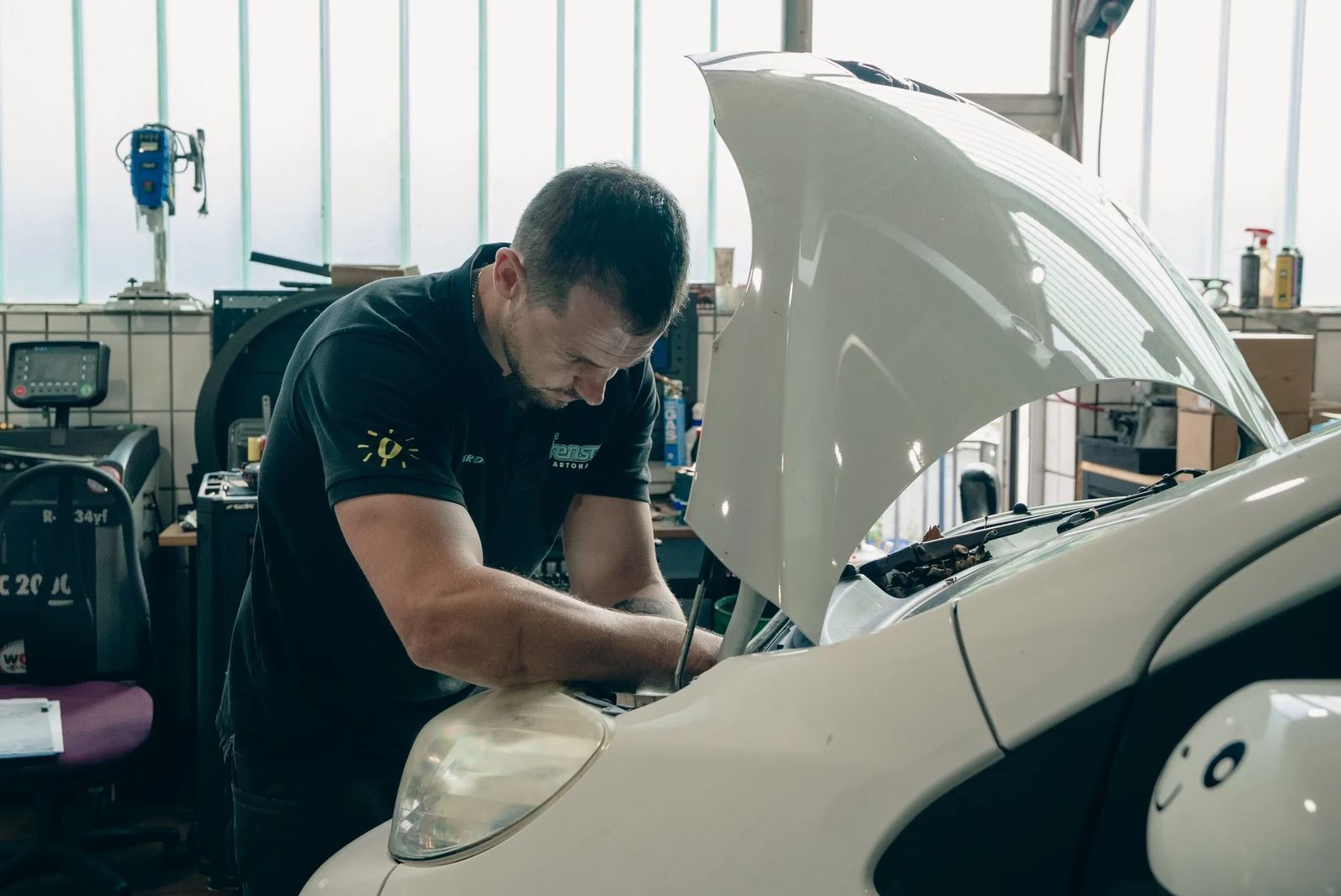 Arbeit im Motorraum in der Werkstatt