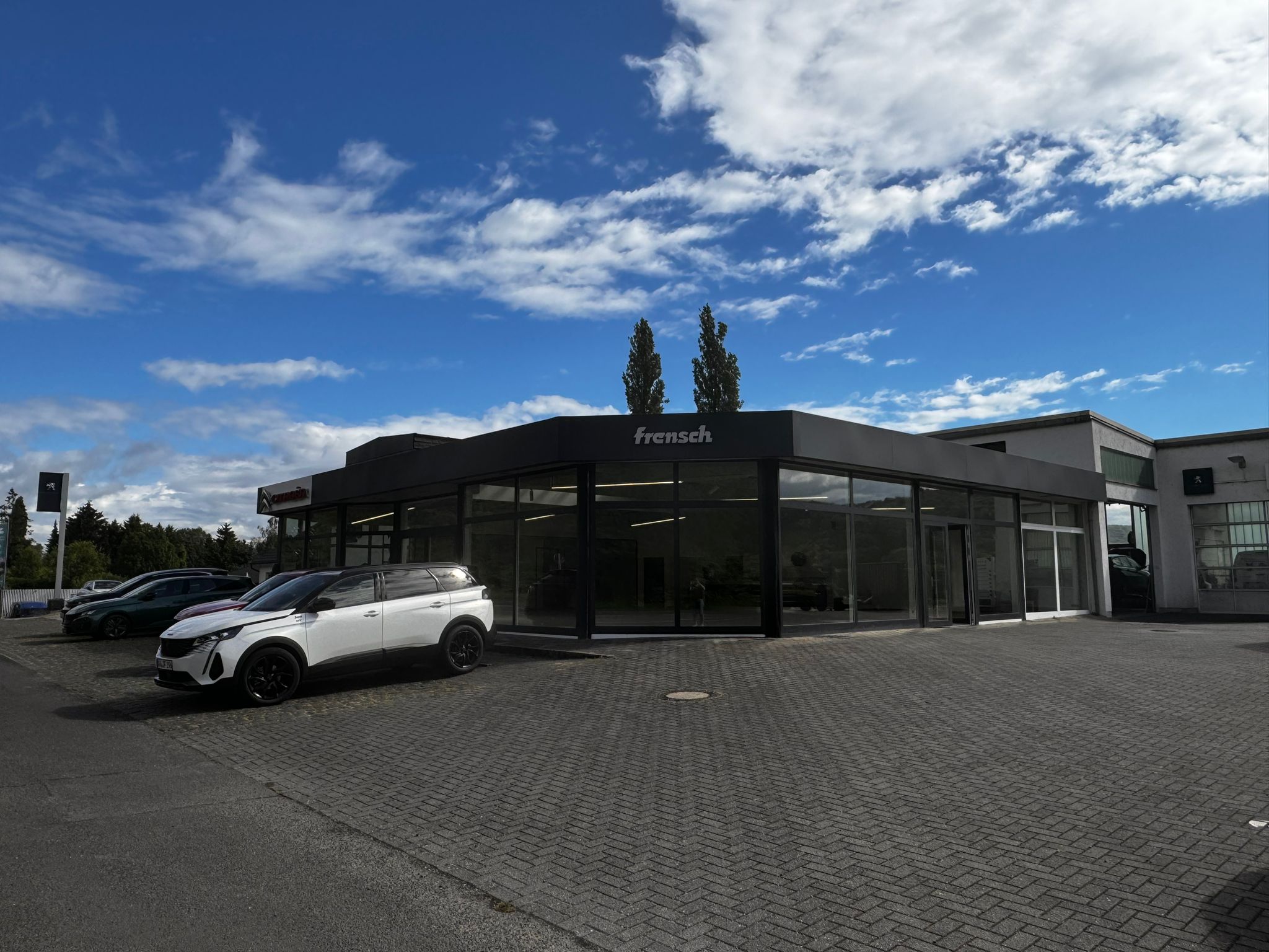 Die Einfahrt des Autohaus Frensch in Remagen-Oberwinter